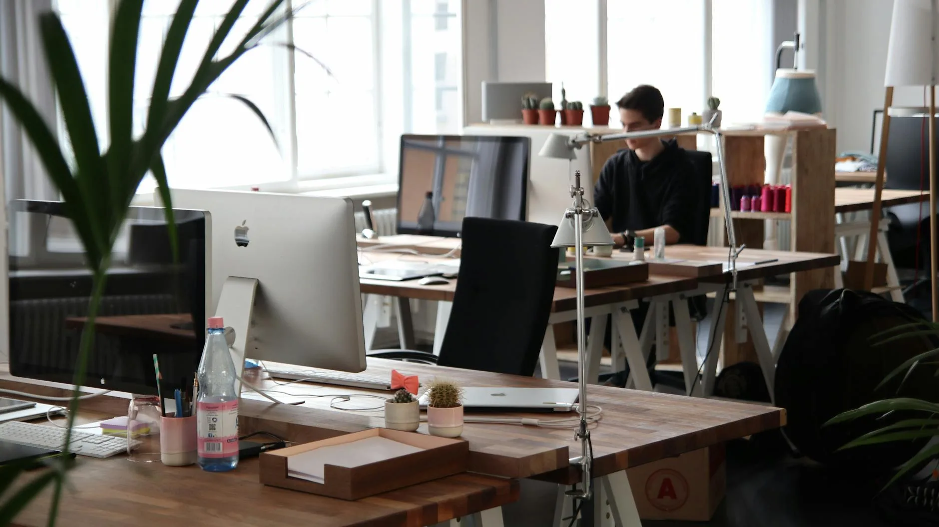 Açık ofis alanı modern dekor ve doğal aydınlatmaya sahip, üretkenlik için ideal.